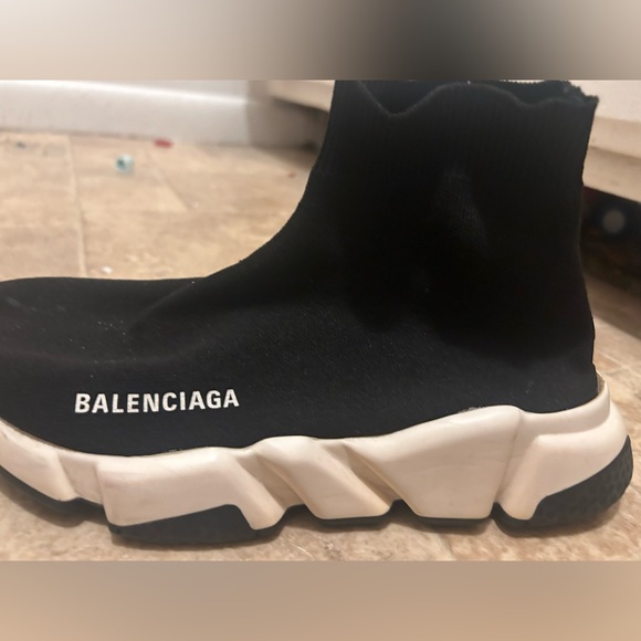 Hardly worn balenciaga size 7 in great shape - Picture 3 of 8